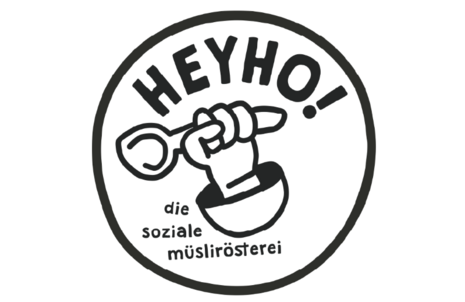 Ein kreisförmiges Logo zeigt eine Faust, die einen Löffel hält, umgeben von den Texten "HEYHO!" und "die soziale müslirösterei". Schwarze Schrift auf weißem Hintergrund.