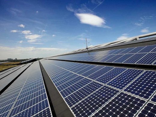 Gebäudedachflächen mit Photovoltaikanlagen