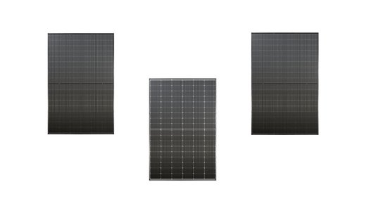 Drei schwarze Solarpaneele sind symmetrisch auf einem weißen Hintergrund angeordnet. Die Paneele zeigen ihre Vorderseite mit sichtbaren Zellen und Linien, betont die nachhaltige Energieerzeugung.