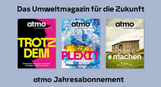 Drei Magazincover des Umweltmagazins ‚atmo‘ stehen nebeneinander vor einem blaugrauen Hintergrund, darüber der Schriftzug ‚Das Umweltmagazin für die Zukunft‘ und darunter ‚atmo Jahresabonnement‘.