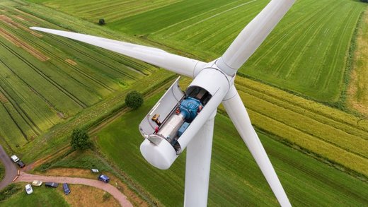 Windkraftanlage von oben mit Blick auf das Innere der Anlage