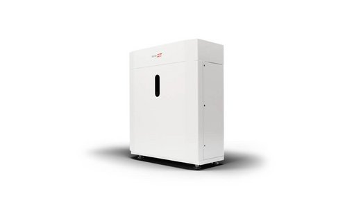 Ein weißer, rechteckiger Elektrokasten steht auf einer weißen Oberfläche. Das Gerät ist statisch, die Umgebung minimalistisch. Oben ist das Logo "BYD / LUXPOWER" zu sehen.