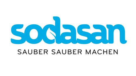 Hellblauer Schriftzug "sodasan" in Kleinbuchstaben. Darunter in schwarzer kleiner Schrift "Sauber sauber machen"