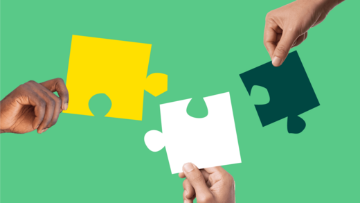 Drei Hände halten jeweils ein Puzzlestück