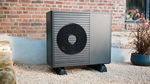 Wärmpumpe im Vorgarten eines Wohnhauses