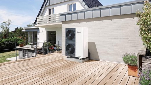 Eine Wärmepumpe auf der Terrasse eines Wohnhauses