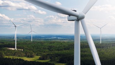 Windkraftanlage mit Green Planet Energy Logo